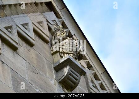 Statua di pietra di San Gallo sulla facciata della chiesa di San Gallo, una chiesa puramente romanica, che è molto raramente. Sontheim, Alb sveva, Germania, Europa Foto Stock