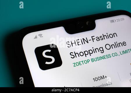 Stone / UK - Luglio 15 2020: Applicazione SHEIN Fashion vista sull'angolo del telefono cellulare. Foto Stock