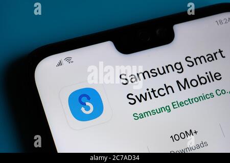 Stone / UK - Luglio 15 2020: App mobile Samsung Smart Switch vista sull'angolo del telefono cellulare. Foto Stock