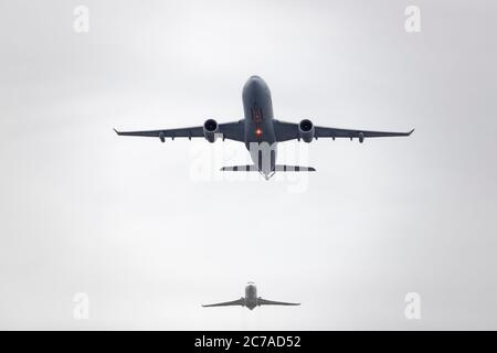 Parigi, Francia. 14 luglio 2020. 1 A330 MRTT e 1 Falcon durante lo spettacolo aereo per la sfilata militare della Bastiglia a Parigi. Foto Stock