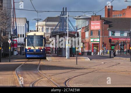 Midland Metro Ansaldo T69 tram 11 in attesa al capolinea del tram Wolverhampton St Georges nel centro della città Foto Stock