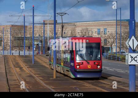 Midland Metro Ansaldo T69 tram 12 presso il Royal, Wolverhampton che corre lungo le strade. Foto Stock