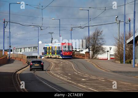 Midland Metro Ansaldo T69 tram 14 che corre lungo Bilston Road, Wolverhampton Foto Stock