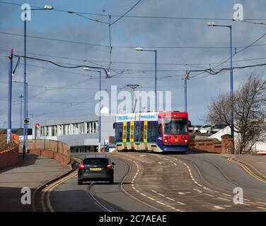 Midland Metro Ansaldo T69 tram 14 che corre lungo Bilston Road, Wolverhampton Foto Stock