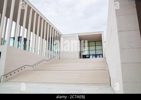 Una vista su un ingresso alla James Simon Gallery di Berlino Foto Stock
