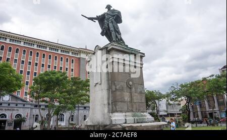 Manila, Filippine - 11 gennaio 2017: Re Carlo IV di Spagna Monumento in Plaza De Roma davanti alla Cattedrale di Manila, Intramuros area di Manila Foto Stock