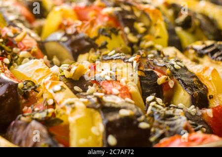 Dieta di Ratatouille cibo vegetariano - piatto di verdure francese tradizionale al forno provenzale, macro foto. Foto Stock