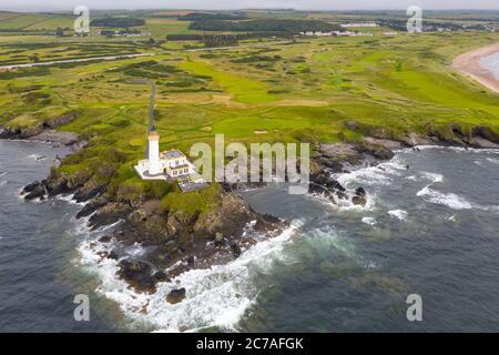 Turnberry, Scozia, Regno Unito. 15 luglio 2020. Vista aerea generale del Trump Turnberry Golf Club e dell'hotel sulla costa dell'Ayrshire. Trump Turnberry sta progettando di espandere il resort costruendo centinaia di lussuose case private, appartamenti e ville di riposo e trasformando l'area in un esclusivo resort di golf pensionato. Iain Masterton/Alamy Live News Foto Stock