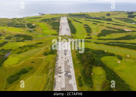 Turnberry, Scozia, Regno Unito. 15 luglio 2020. Vista aerea generale del Trump Turnberry Golf Club e dell'hotel sulla costa dell'Ayrshire. Trump Turnberry sta progettando di espandere il resort costruendo centinaia di lussuose case private, appartamenti e ville di riposo e trasformando l'area in un esclusivo resort di golf pensionato. Nella foto, vecchia pista dell'aeroporto adiacente al campo da golf Ailsa. Iain Masterton/Alamy Live News Foto Stock