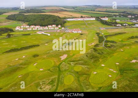 Turnberry, Scozia, Regno Unito. 15 luglio 2020. Vista aerea generale del Trump Turnberry Golf Club e dell'hotel sulla costa dell'Ayrshire. Trump Turnberry sta progettando di espandere il resort costruendo centinaia di lussuose case private, appartamenti e ville di riposo e trasformando l'area in un esclusivo resort di golf pensionato. Iain Masterton/Alamy Live News Foto Stock