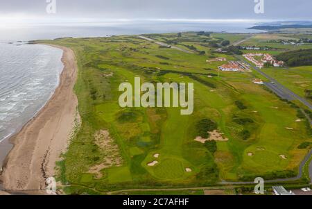 Turnberry, Scozia, Regno Unito. 15 luglio 2020. Vista aerea generale del Trump Turnberry Golf Club e dell'hotel sulla costa dell'Ayrshire. Trump Turnberry sta progettando di espandere il resort costruendo centinaia di lussuose case private, appartamenti e ville di riposo e trasformando l'area in un esclusivo resort di golf pensionato. Iain Masterton/Alamy Live News Foto Stock