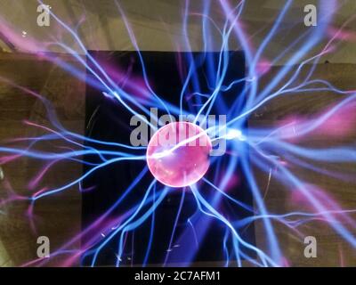 Scarica corona nella sfera di plasma. Invenzione di Nikola Tesla Foto Stock