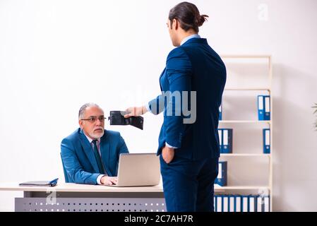 Impiegato maschile e poliziotto in indagini di polizia Foto Stock