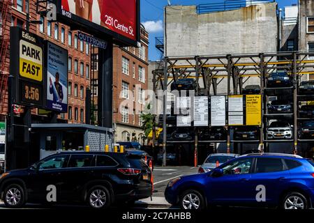New York City, NY, USA - 20 luglio 2019: New York Parking Parkade Foto Stock