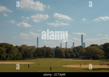 New York, NY, USA - 21 luglio 2019: Giocare a baseball e altri sport sul prato di Central Park Foto Stock