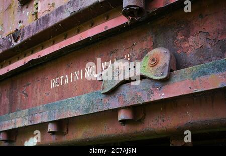 Primo piano della valvola di ritegno sui freni pneumatici di un'auto ferroviaria. Foto Stock
