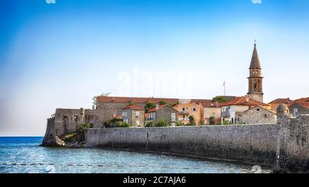 Vista sulla città vecchia di Budva, una delle città medievali sul mare Adriatico. Ubicazione: Budva, Montenegro, Balcani, Europa Foto Stock