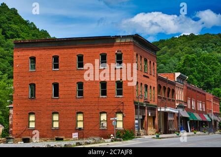 Un'immagine dei fronti del negozio nel centro di Bramwell, West Virginia, Stati Uniti, lungo il fiume Bluestone. Foto Stock