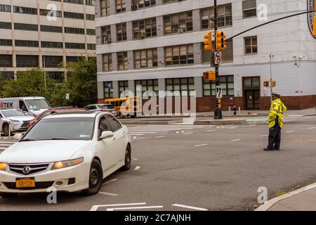 New York, NY, USA - 23 luglio 2019: NYPD ufficiale dirigere il traffico a Brooklyn Foto Stock