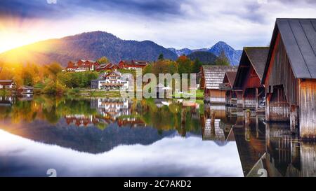 Vista fantastica sul lago del mattino che risplende dalla luce del sole. Riflessione speculare. Scena suggestiva e pittoresca. Ubicazione: resort Grundlsee, Liezen Ditric Foto Stock