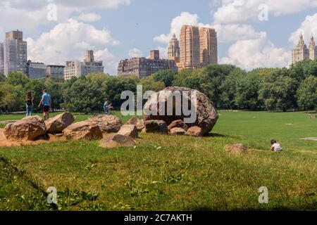 New York, NY / USA - 24 luglio 2019: Al centro geografico preciso di Central Park è uno dei prati più famosi del mondo: Il grande 55 acri Foto Stock