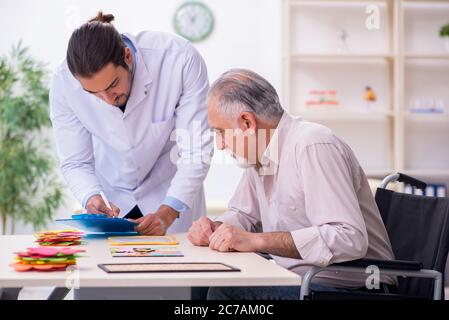 Medico e paziente che soffre della malattia di Alzheimer Foto Stock