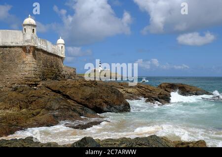 Salvador Bahia Brasile - vista costiera al Forte di Santa Maria Mura Foto Stock