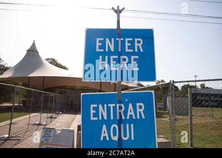 Austin, Texas USA 15 luglio 2020:l'ingresso a un sito di test COVID-19 ad Austin dove i tecnici medici che lavorano per Austin Public Health eseguono test COVID-19 gratuiti in un parco pubblico il 15 luglio 2020. Il Texas ha visto un enorme picco nei casi di coronavirus con quasi 300,000 casi che hanno provocato almeno 3,432 morti. Credit: Bob Daemmrich/Alamy Live News Foto Stock