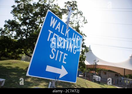 Austin, Texas USA 15 luglio 2020:l'ingresso a un sito di test COVID-19 ad Austin dove i tecnici medici che lavorano per Austin Public Health eseguono test COVID-19 gratuiti in un parco pubblico il 15 luglio 2020. Il Texas ha visto un enorme picco nei casi di coronavirus con quasi 300,000 casi che hanno provocato almeno 3,432 morti. Credit: Bob Daemmrich/Alamy Live News Foto Stock