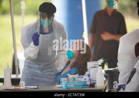 Austin, TX USA 15 luglio 2020:tecnici medici che lavorano per gli indumenti protettivi (PPE) di Austin Public Health ed eseguono proiezioni COVID-19 gratuite in un parco pubblico. Il Texas ha visto un enorme picco nei casi di coronavirus con quasi 300,000 casi che hanno provocato almeno 3,432 morti. Credit: Bob Daemmrich/Alamy Live News Foto Stock