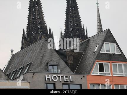 Colonia, Germania. 14 luglio 2020. Un hotel vicino alla cattedrale. L'Ufficio statistico statale pubblica i dati sugli ospiti e sui pernottamenti negli stabilimenti di alloggio della Renania settentrionale-Vestfalia per il maggio 2020. Credit: Alamy Live News Foto Stock