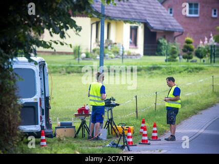 15 luglio 2020, Meclemburgo-Pomerania occidentale, Bentin: Montatori in fibra ottica Lars Romann (l) e Marc Klöpping preparano un cavo in fibra ottica per la posa di collegamenti in casa su un cantiere di espansione di Internet a banda larga. La società WEMACOM sta attualmente mettendo a disposizione connessioni in fibra ottica nel distretto di Meclemburgo Nord-Ovest. Finora sono state predisposte circa 5,500 connessioni interne per il collegamento alla rete a fibra ottica veloce. Il Meclemburgo-Pomerania occidentale riceverà circa 850 milioni di euro dal programma federale per l'espansione della banda larga nelle regioni rurali poco servite. Foto: Jens Büttner/d Foto Stock