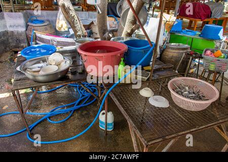 Piatti di lavaggio in un ristorante di strada, Thailandia. Foto Stock