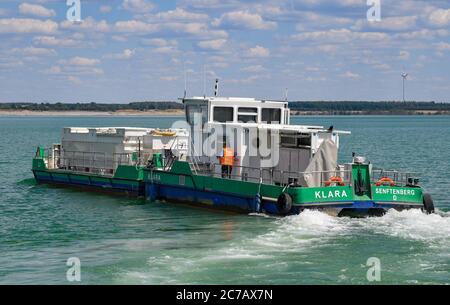 14 luglio 2020, Brandenburg, Sedlitz: Il serbatoio di depurazione delle acque Klara della Lausitzer und Mitteldeutsche Bergbau-Verwaltungsgesellschaft mbH (LMBV) scarica calce viva nelle acque del lago di Sedlitz per migliorare la qualità delle acque. La miniera a cielo aperto di Sedlitz è stata limata da giugno per conto della LMBV. Questa prima neutralizzazione viene effettuata con il proprio serbatoio di trattamento delle acque della LMBV Klara, già in funzione sul lago Partwitz. La misura dovrebbe essere effettuata entro la fine di settembre. Circa 10,000 tonnellate di cosiddetto calce viva saranno poi introdotte in Foto Stock