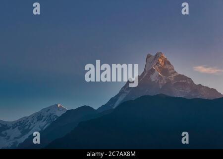 Monte Machhapuchhre o Fishtail nell'Himalaya in Nepal.We può vedere la cima di Machhapuchhre lungo la strada tra il sentiero a piedi per l'Annapurna Foto Stock