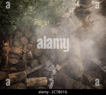 Personaggio futuristico cyborg stalker. Fotografia d'arte in stile steampunk. Foto Stock
