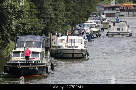 Mirow, Germania. 14 luglio 2020. I turisti si trovano sul canale Mirower con le loro barche di fronte alla serratura. Le barche sulla sinistra sono in attesa di entrare nella serratura, che è anche noto come 'porta di Müritz'. A causa della crisi di Corona, l'industria turistica del distretto dei laghi di Meclemburgo ha molte più richieste, ma ha ancora alloggi per una notte. Mancano i turisti di breve durata che non sono ancora propensi a venire a nord-est. Credit: Bernd Wüstneck/dpa-Zentralbild/dpa/Alamy Live News Foto Stock