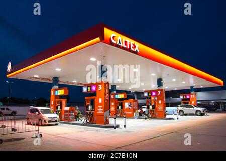 BANGKOK THAILANDIA :- 15 LUGLIO 2020 : STAZIONE DI OLIO DI CALTEX, stazioni di rifornimento rifornimento rifornimento rifornimento per le automobili stanno rifornendo alla stazione di benzina Thailandia. Pronto per Foto Stock