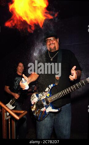 (L-R) Randy Bradbury, Fletcher Dragge del backstage di Pennywise che gioca con il fuoco al Key Club di West Hollywood. Credito: Jared Milgrim/l'accesso fotografico Foto Stock