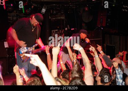 (L-R) Fletcher Dragge, Jim Lindberg di Pennywise che si esibisce al Key Club di West Hollywood. Credito: Jared Milgrim/l'accesso fotografico Foto Stock