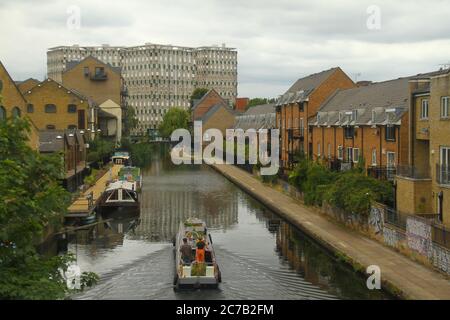 Londra, Regno Unito. 15 luglio 2020. La gente che naviga su una barca attraverso il canale Hertford Union che corre parallelamente a parte del Victoria Park a Hackney. Nonostante la riapertura di negozi "non essenziali", parchi e alcune strutture per il tempo libero, il numero di acquirenti era ancora inferiore al solito, come il pubblico opta per l'acquisto online e il lavoro da casa. Credit: SOPA Images Limited/Alamy Live News Foto Stock