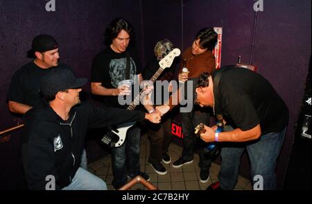 (L-R) Jim Lindberg, Randy Bradbury e Fletcher Dragge del backstage di Pennywise al Key Club di West Hollywood. Credito: Jared Milgrim/l'accesso fotografico Foto Stock