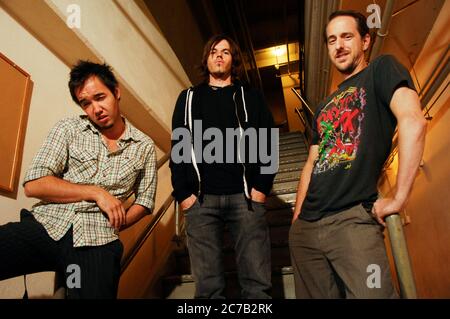 (L-R) Doug Robb, Dan Estrin e Chris Hesse di Hoobastank retroscena al Wiltern di Los Angeles, California. Credito: Jared Milgrim/l'accesso fotografico Foto Stock