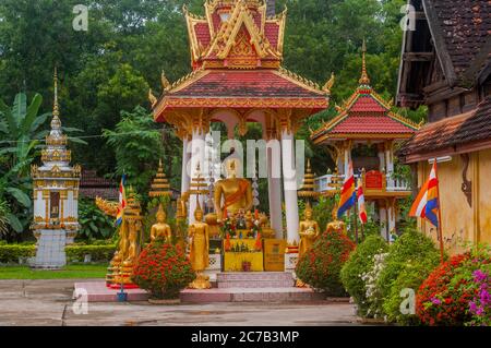 Offerte presso le statue di Buddha a Wat si Saket, che è un tempio buddista a Vientiane, la capitale e la più grande città del Laos. Foto Stock