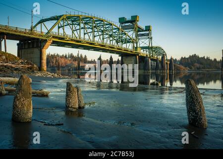 Bullards Bridge a Bandon, Oregon. Vecchi pilastri in primo piano. Foto Stock