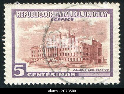 URUGUAY - CIRCA 1954: Francobollo stampato dall'Uruguay, mostra Legislature Building, circa 1954 Foto Stock