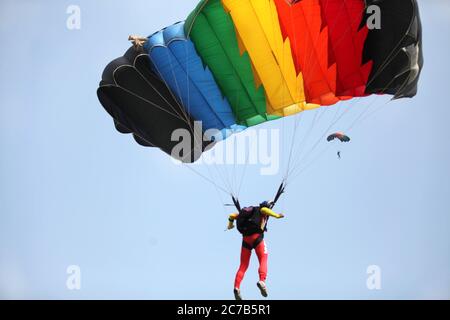 Anyang, Anyang, Cina. 16 luglio 2020. HenanÃ¯Â¼Å'CHINA-uly 13, 2020, cielo azzurro chiaro, velocità del vento moderata. Il National Skydiving Team Elite Challenge 2020 è stato ufficialmente lanciato all'aeroporto generale di Yonghe nella contea di Anyang, nella provincia di Henan. Questo concorso è sponsorizzato dalla Anyang Aviation School of General Administration of Sport of China e intrapreso dalla Anyang County (Comitato di gestione dell'area dimostrativa). Questa attività è divisa in due fasi. Il 13 luglio, solstice è la fase di gara del 17 luglio. Gli eventi includono il salto di base di gruppo, il salto di base individuale maschile e femminile e. Foto Stock