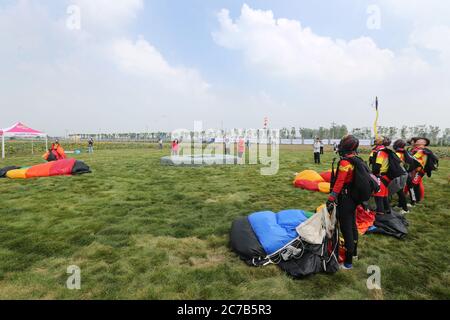 Anyang, Anyang, Cina. 16 luglio 2020. HenanÃ¯Â¼Å'CHINA-uly 13, 2020, cielo azzurro chiaro, velocità del vento moderata. Il National Skydiving Team Elite Challenge 2020 è stato ufficialmente lanciato all'aeroporto generale di Yonghe nella contea di Anyang, nella provincia di Henan. Questo concorso è sponsorizzato dalla Anyang Aviation School of General Administration of Sport of China e intrapreso dalla Anyang County (Comitato di gestione dell'area dimostrativa). Questa attività è divisa in due fasi. Il 13 luglio, solstice è la fase di gara del 17 luglio. Gli eventi includono il salto di base di gruppo, il salto di base individuale maschile e femminile e. Foto Stock