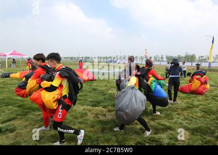 Anyang, Anyang, Cina. 16 luglio 2020. HenanÃ¯Â¼Å'CHINA-uly 13, 2020, cielo azzurro chiaro, velocità del vento moderata. Il National Skydiving Team Elite Challenge 2020 è stato ufficialmente lanciato all'aeroporto generale di Yonghe nella contea di Anyang, nella provincia di Henan. Questo concorso è sponsorizzato dalla Anyang Aviation School of General Administration of Sport of China e intrapreso dalla Anyang County (Comitato di gestione dell'area dimostrativa). Questa attività è divisa in due fasi. Il 13 luglio, solstice è la fase di gara del 17 luglio. Gli eventi includono il salto di base di gruppo, il salto di base individuale maschile e femminile e. Foto Stock