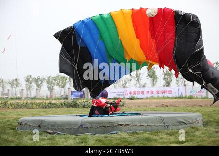 Anyang, Anyang, Cina. 16 luglio 2020. HenanÃ¯Â¼Å'CHINA-uly 13, 2020, cielo azzurro chiaro, velocità del vento moderata. Il National Skydiving Team Elite Challenge 2020 è stato ufficialmente lanciato all'aeroporto generale di Yonghe nella contea di Anyang, nella provincia di Henan. Questo concorso è sponsorizzato dalla Anyang Aviation School of General Administration of Sport of China e intrapreso dalla Anyang County (Comitato di gestione dell'area dimostrativa). Questa attività è divisa in due fasi. Il 13 luglio, solstice è la fase di gara del 17 luglio. Gli eventi includono il salto di base di gruppo, il salto di base individuale maschile e femminile e. Foto Stock